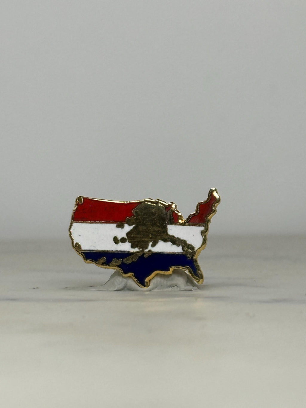 USA Map Pin: Red White Blue Enamel with Alaska & Hawaii – Vintage Patriotic Lapel