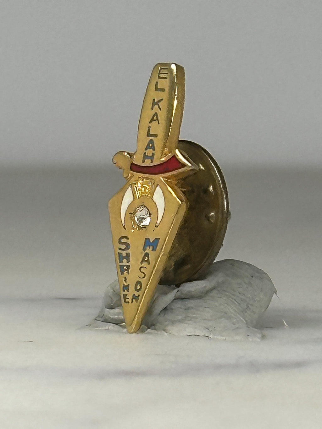 El Kalah Shrine Mason Lapel Pin: Gold Enamel - Vintage Fraternal Accessory