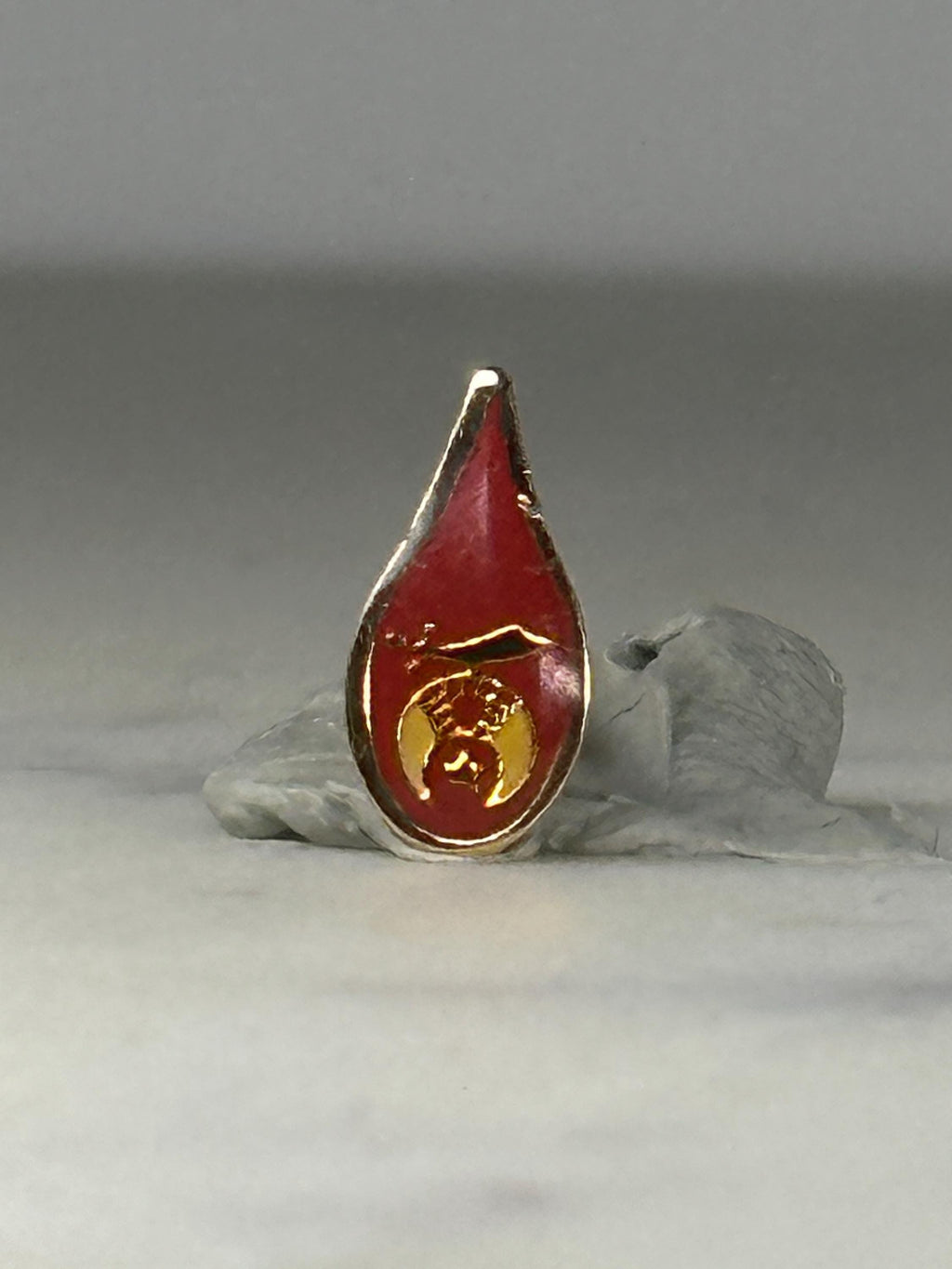 Shriners Red Drop Pin – Vintage Masonic Fraternal Lapel Pin with Scimitar Symbol