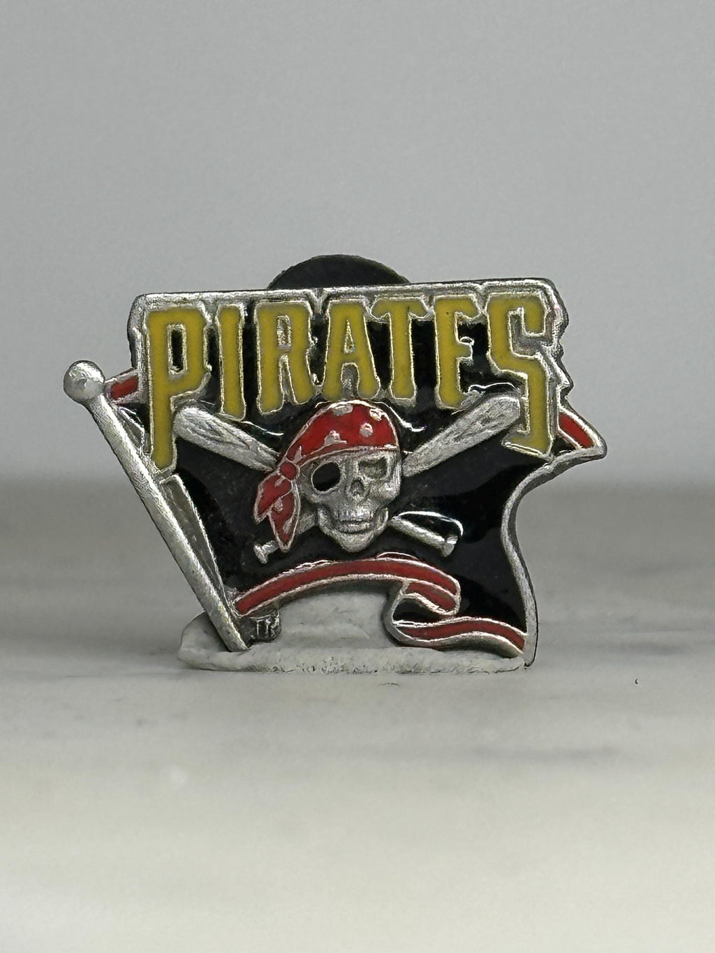 Pirates Enamel Pin: Skull Flag Design - Retro Novelty Accessory