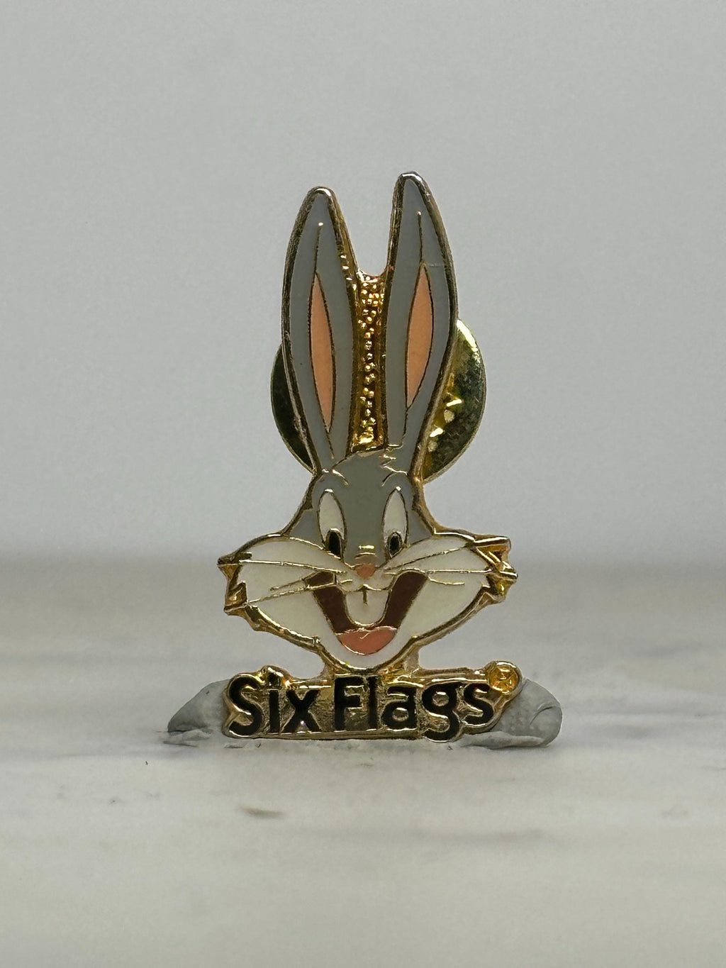 Bugs Bunny Six Flags Pin: Gold Tone Enamel - Cartoon Theme Accessory