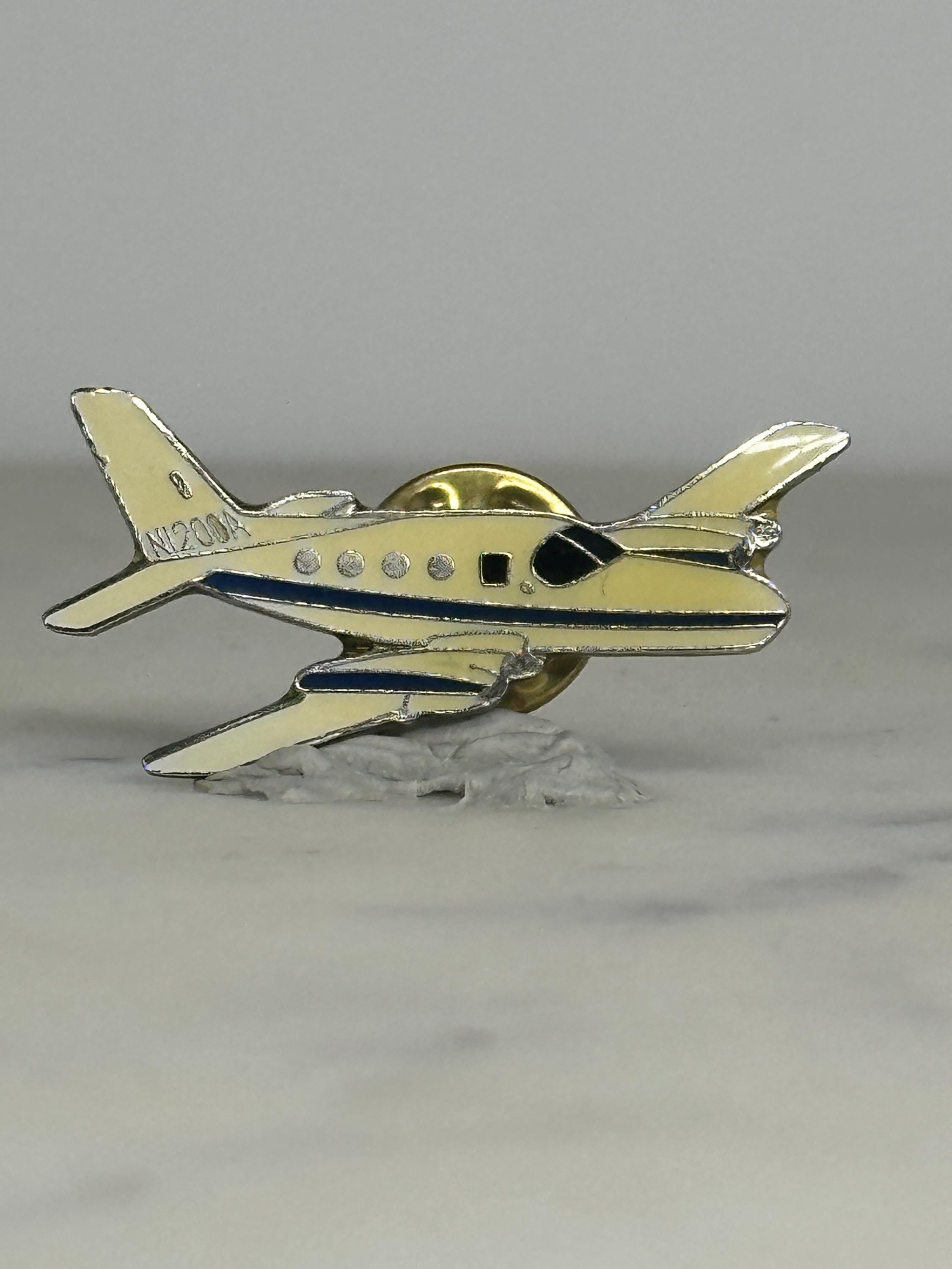 Cirrus Vision Jet Enamel Pin – N200 Series White & Blue Airplane Lapel