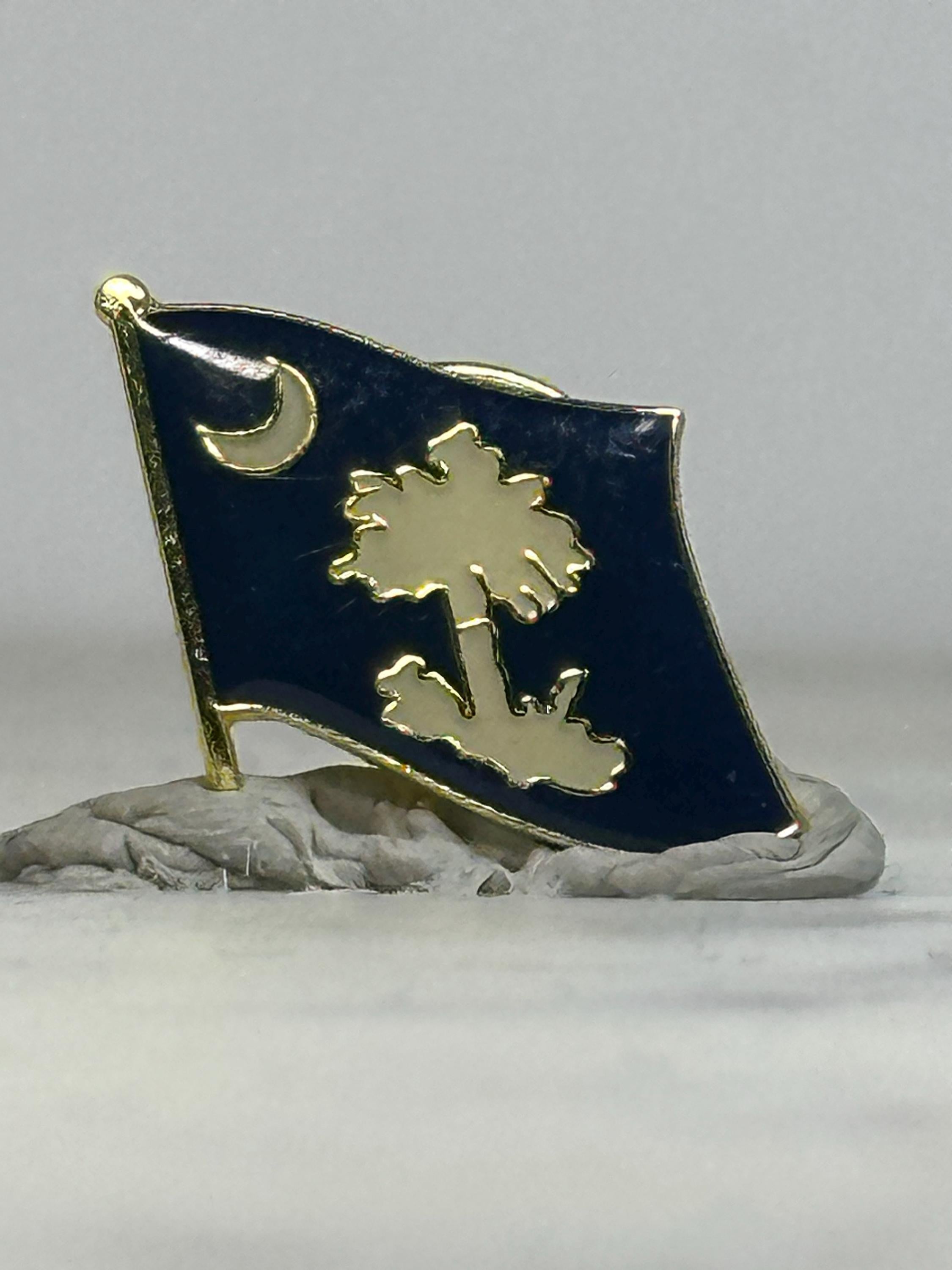 South Carolina Flag Enamel Pin: Gold & Navy Finish - State Pride Accessory