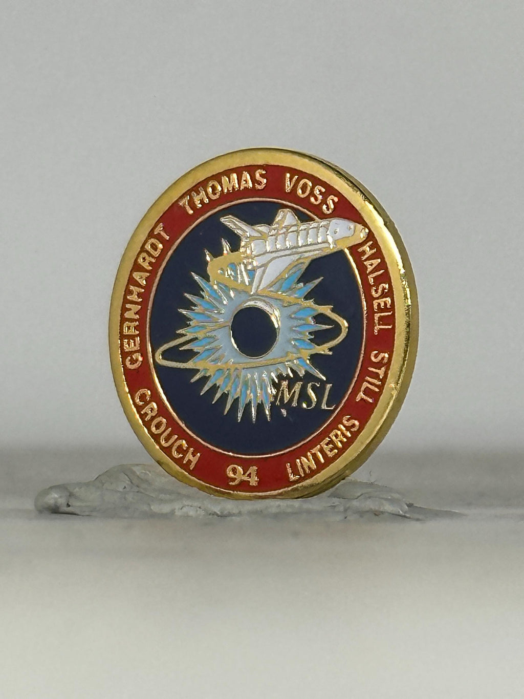 NASA Space Shuttle Columbia STS-65 Mission Pin (1994) – Halsell, Thomas, Voss, Gernhardt, Crouch, Linnehan, Tilley Crew – Vin