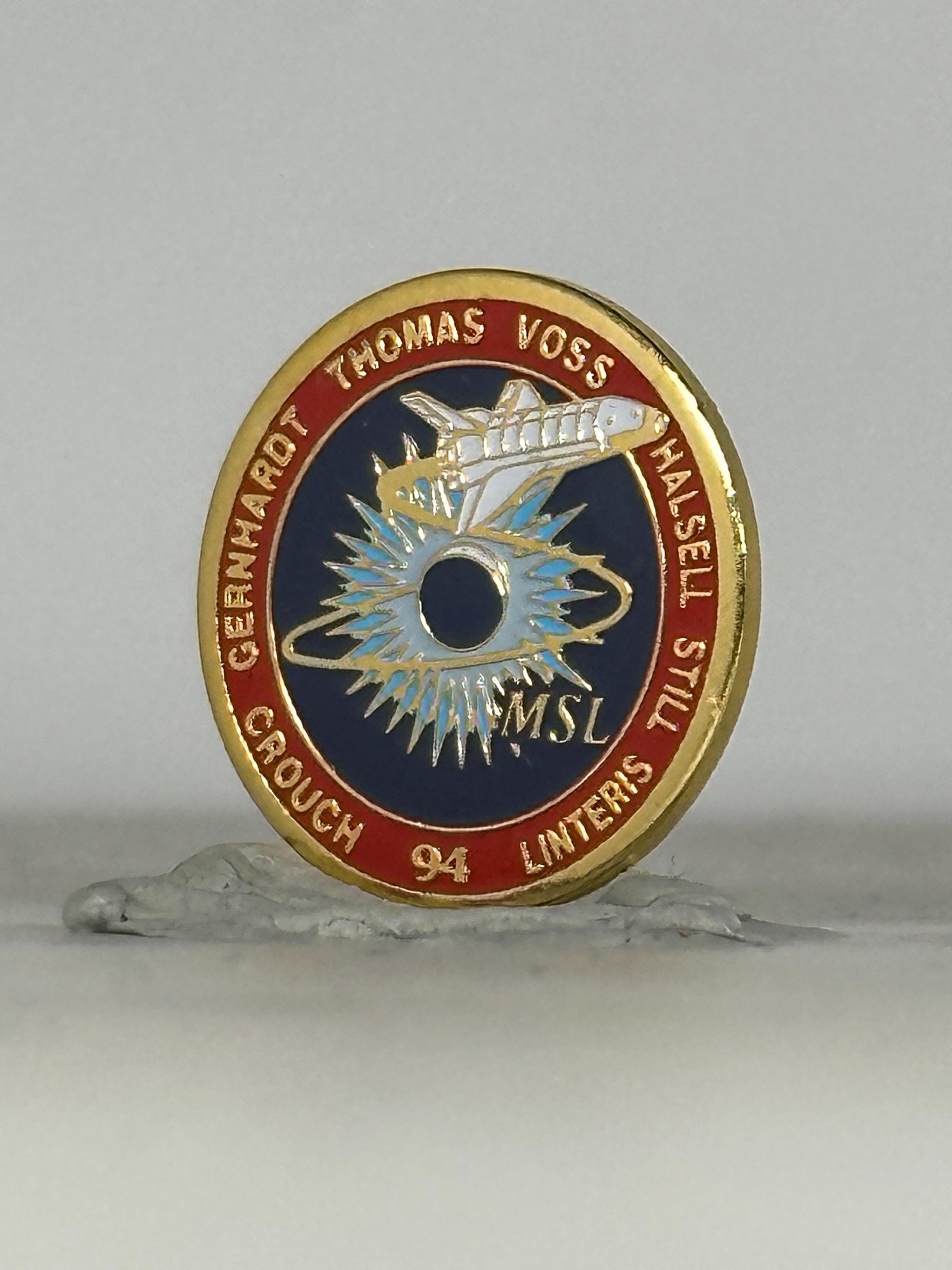 NASA Space Shuttle Columbia STS-65 Mission Pin (1994) – Halsell, Thomas, Voss, Gernhardt, Crouch, Linnehan, Tilley Crew – Vin