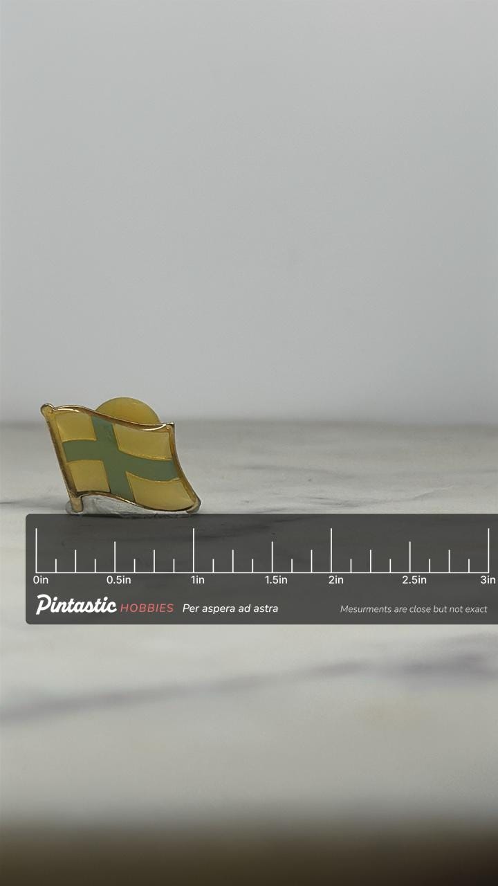 Vintage Finland Flag Pin – Enamel Nordic Cross Lapel Badge with ruler overlay for size reference