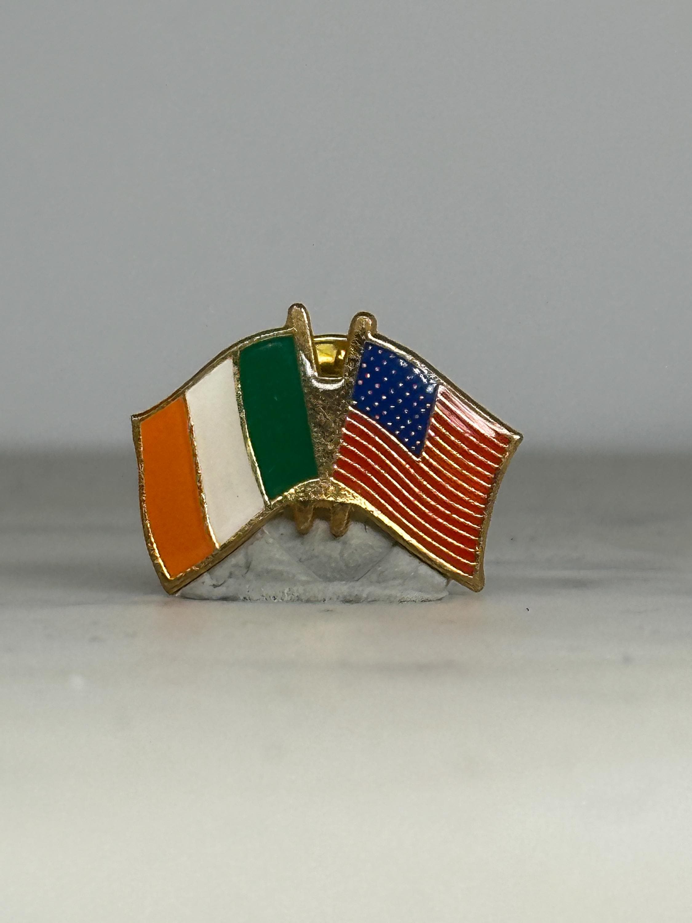 Ireland USA Flag Pin: Gold Tone Enamel - Patriotic Accessory