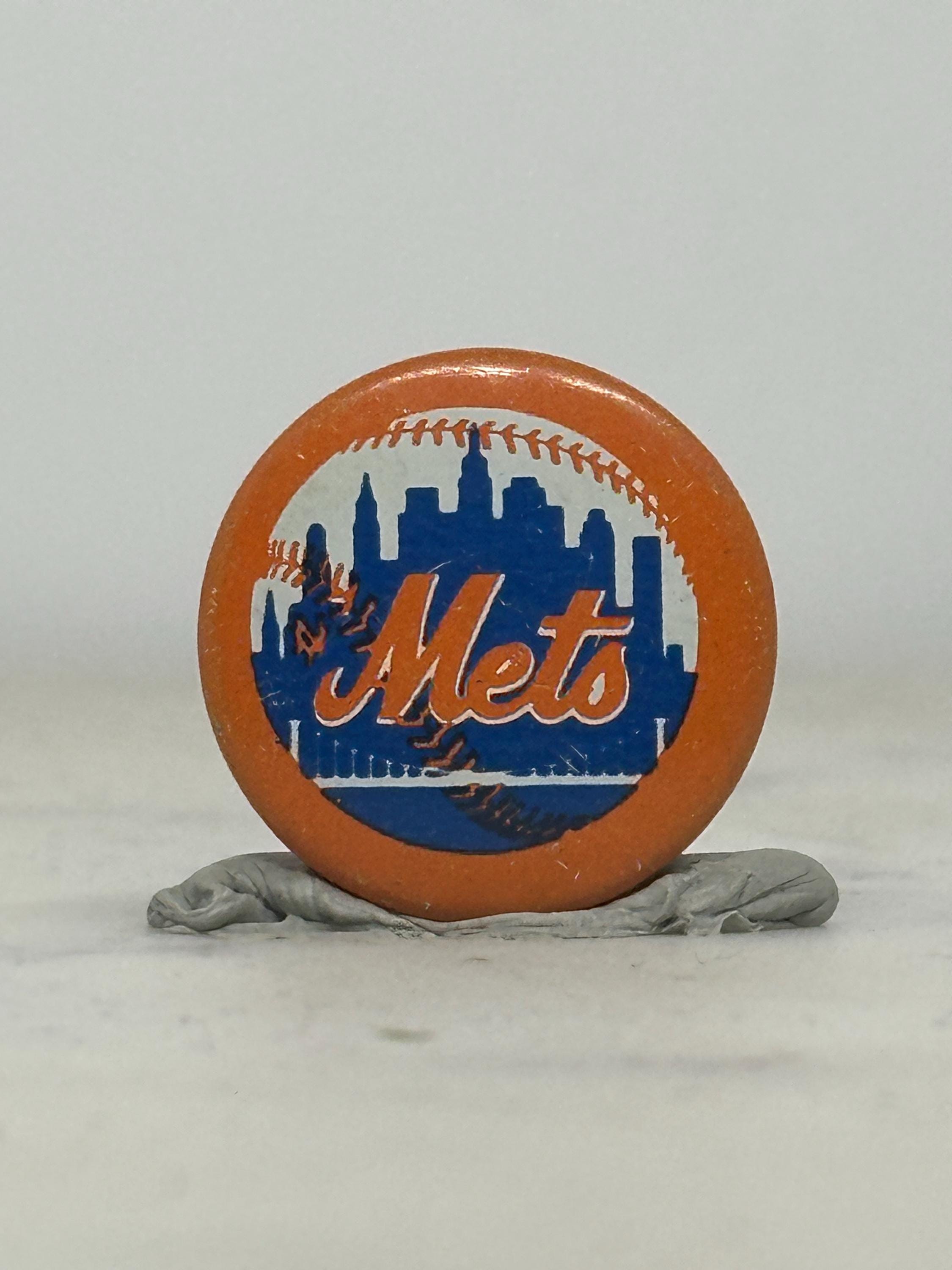 New York Mets Baseball Pin: Orange Blue Round - Vintage Sports Accessory