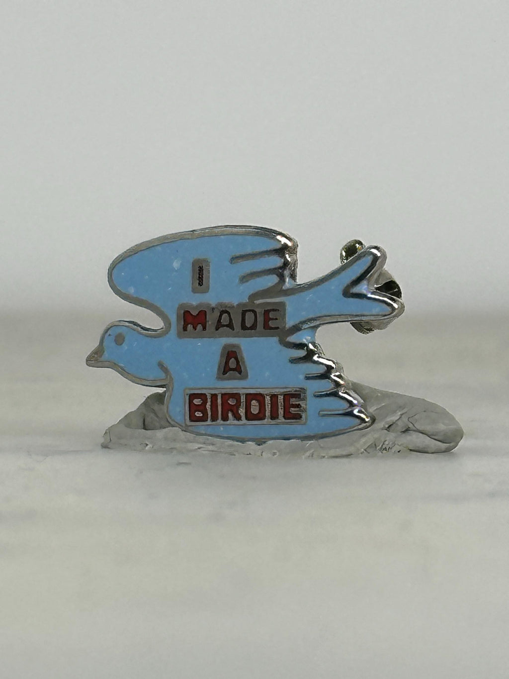 Golf Birdie Pin: Blue Enamel Bird Design - Retro Sports Accessory