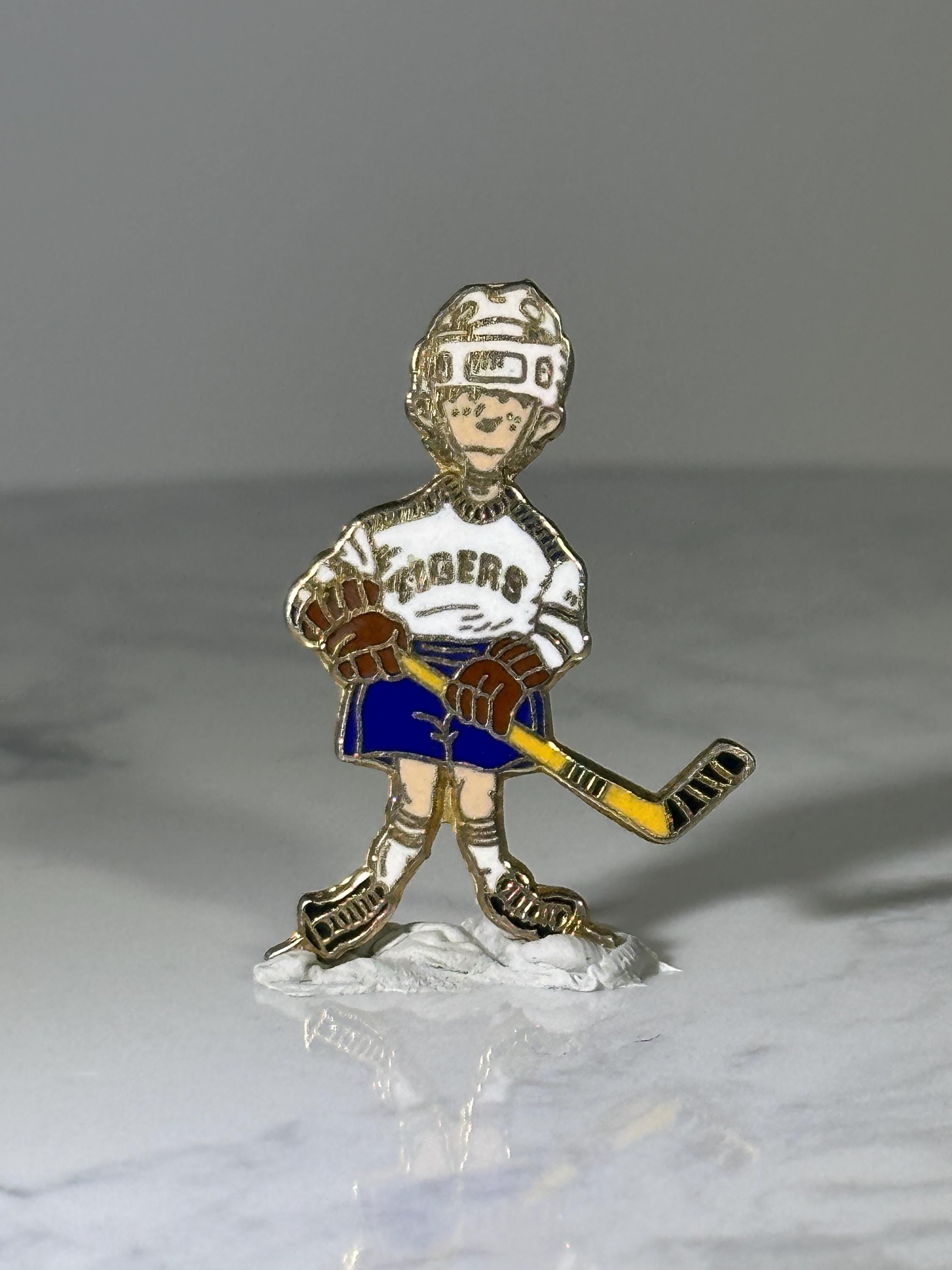 Hockey Player Pin: Enamel Gold-Tone - Vintage Sports Accessory