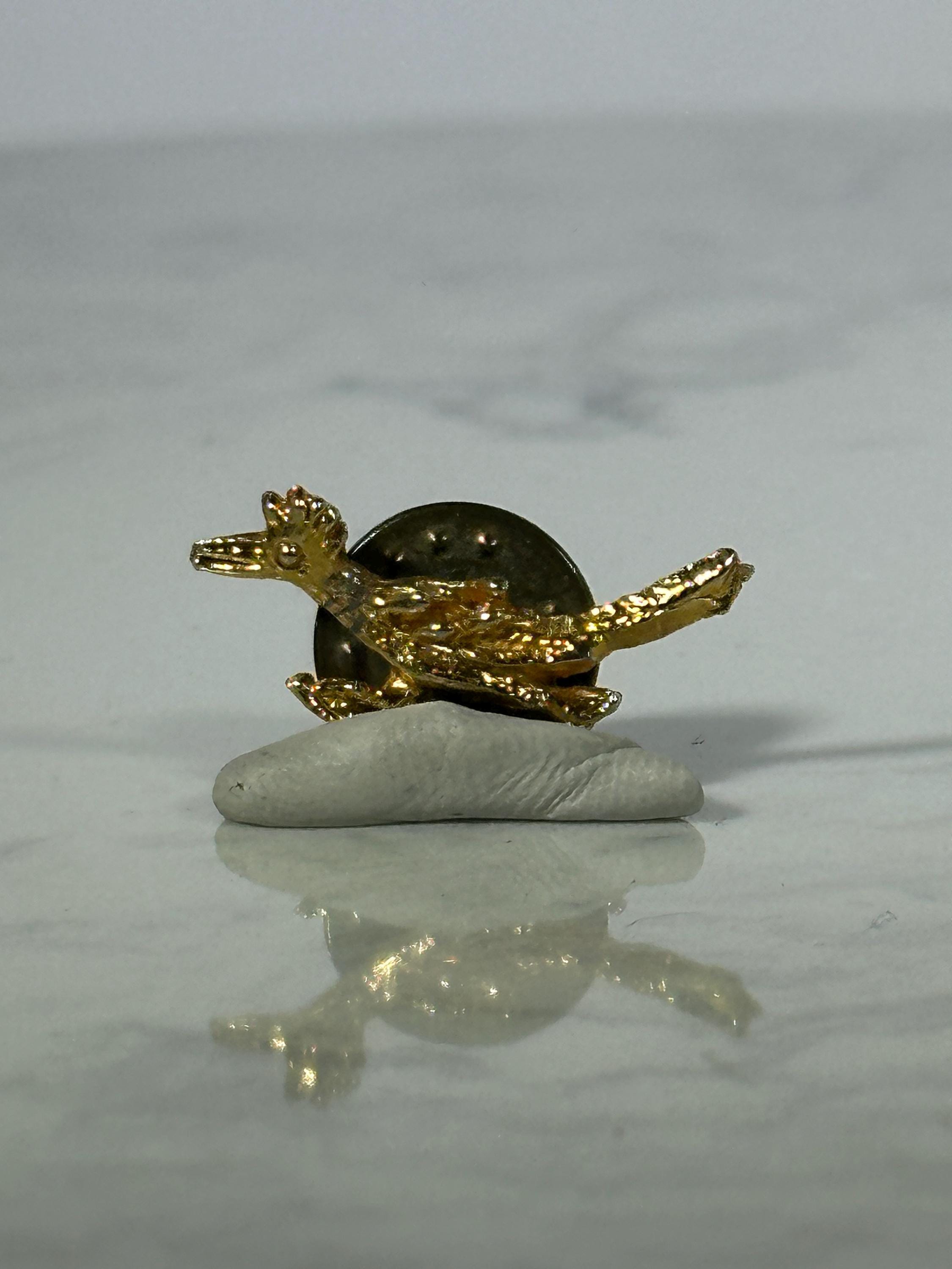 Roadrunner Animal Pin: Gold Tone Finish - Vintage Animal Accessory