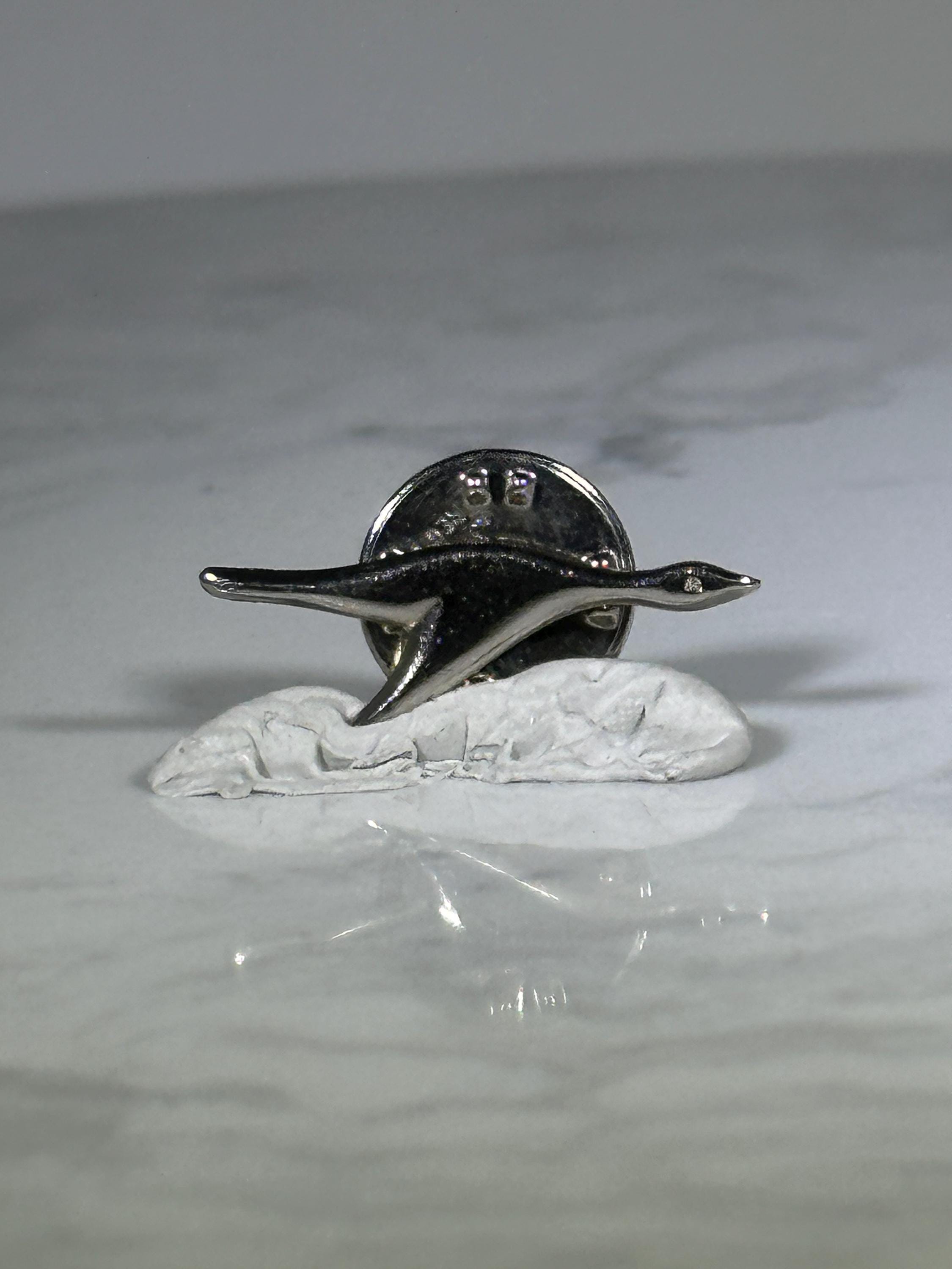 Minimalistic Goose Pin: Silver Tone - Retro Aminal Accessory