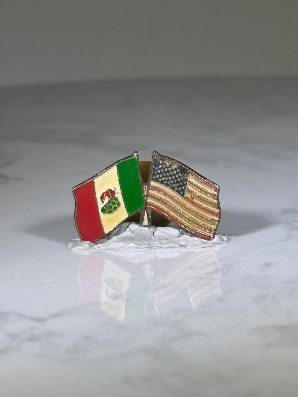 Mexico USA Friendship Pin: Enamel Gold Tone - Vintage Patriotic Accessory