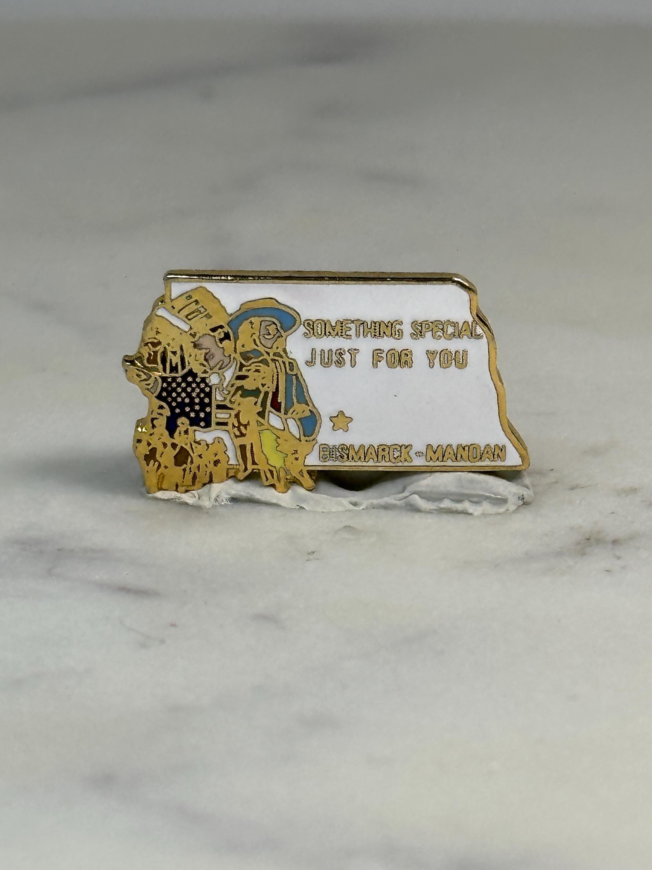 Bismarck-Mandan Souvenir Pin: Gold Enamel - Vintage State Accessory