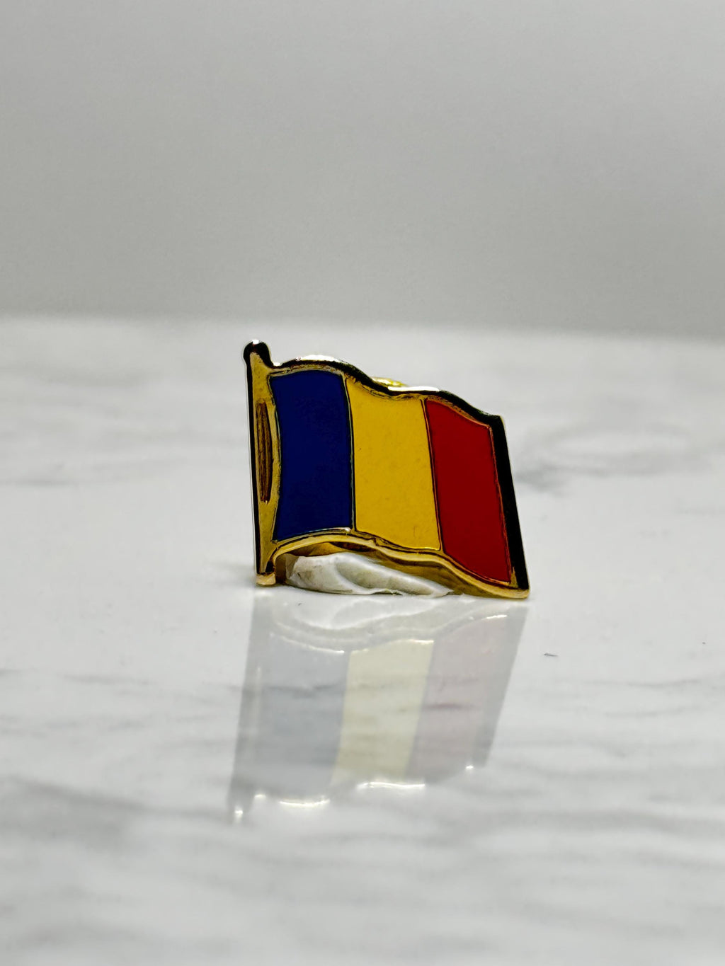 Romania Flag Pin: Gold-Tone Enamel - Patriotic Accessory