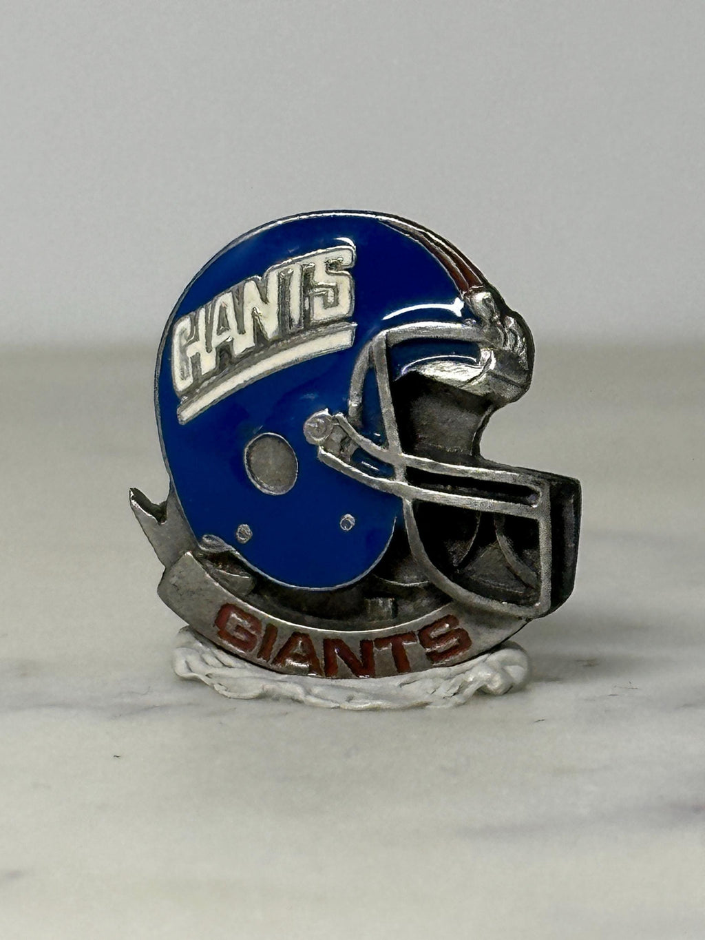 New york giants helmet pin: blue & silver enamel - vintage nfl accessory