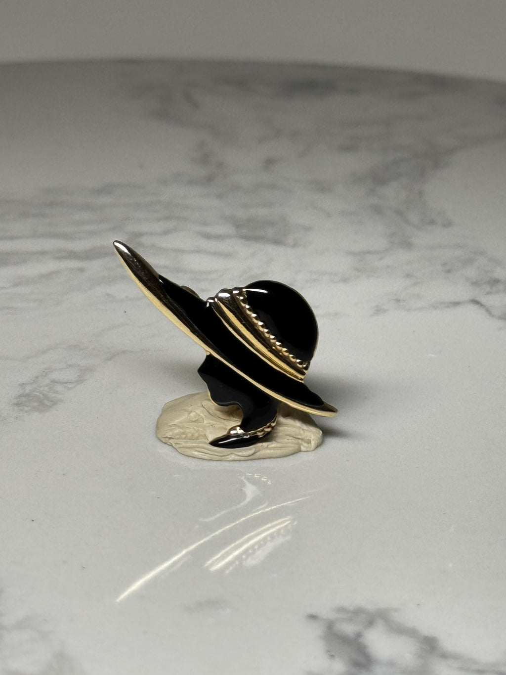Vintage Lady Silhouette Lapel Pin: Black Hat Gold Tone Brooch – Elegant Fashion Enamel Pin