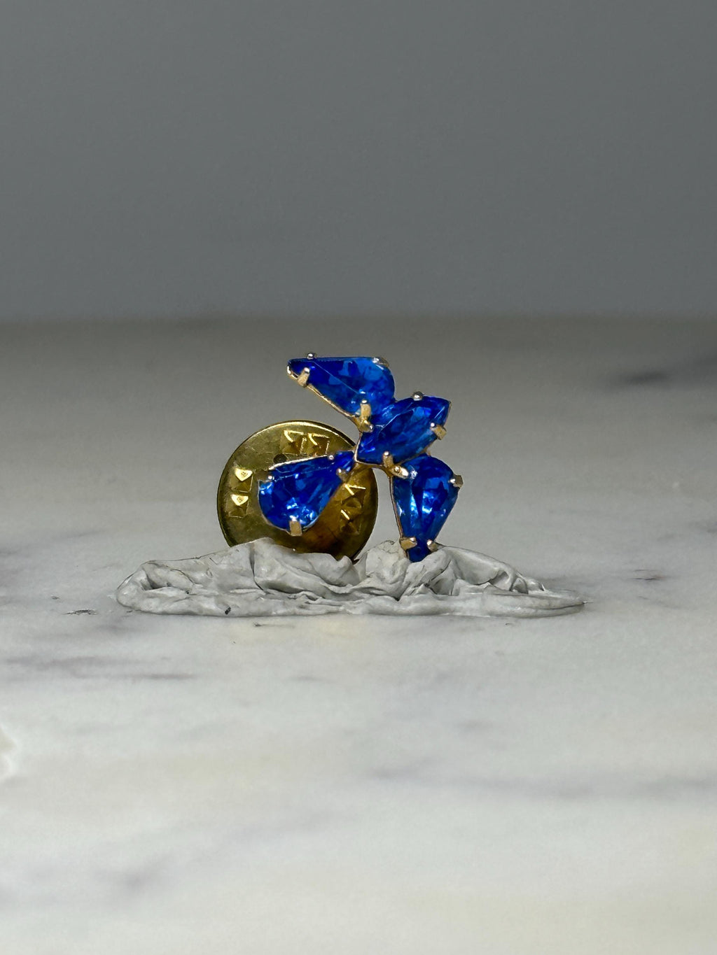 Vintage Blue Rhinestone Bird Lapel Pin: Gold Tone Crystal Brooch – Elegant Statement Jewelry