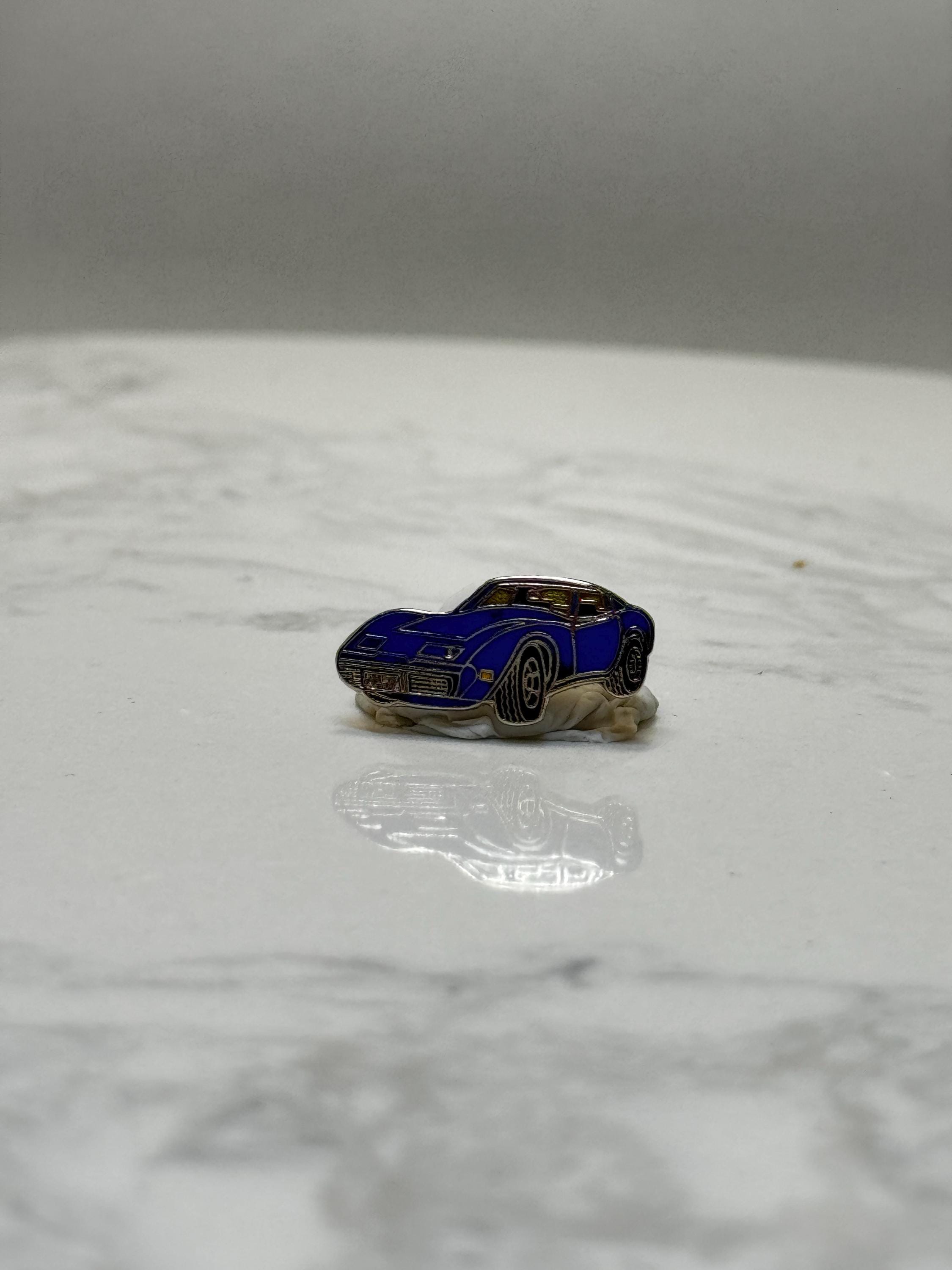Vintage Corvette Stingray Enamel Pin – Blue Classic 1970s Sports Car Lapel Pin – Retro Muscle Car Collectible