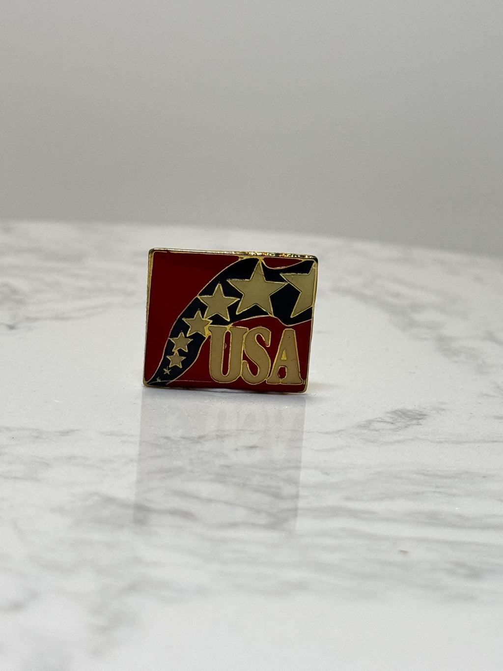 USA Star Trail Pin: Red Enamel Gold-Tone - Patriotic Accessory