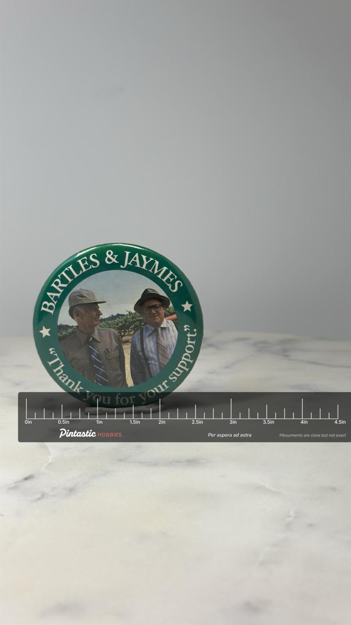 Bartles & Jaymes Ad Pin: Green Photo Button - 1980s Promo with ruler overlay for size reference