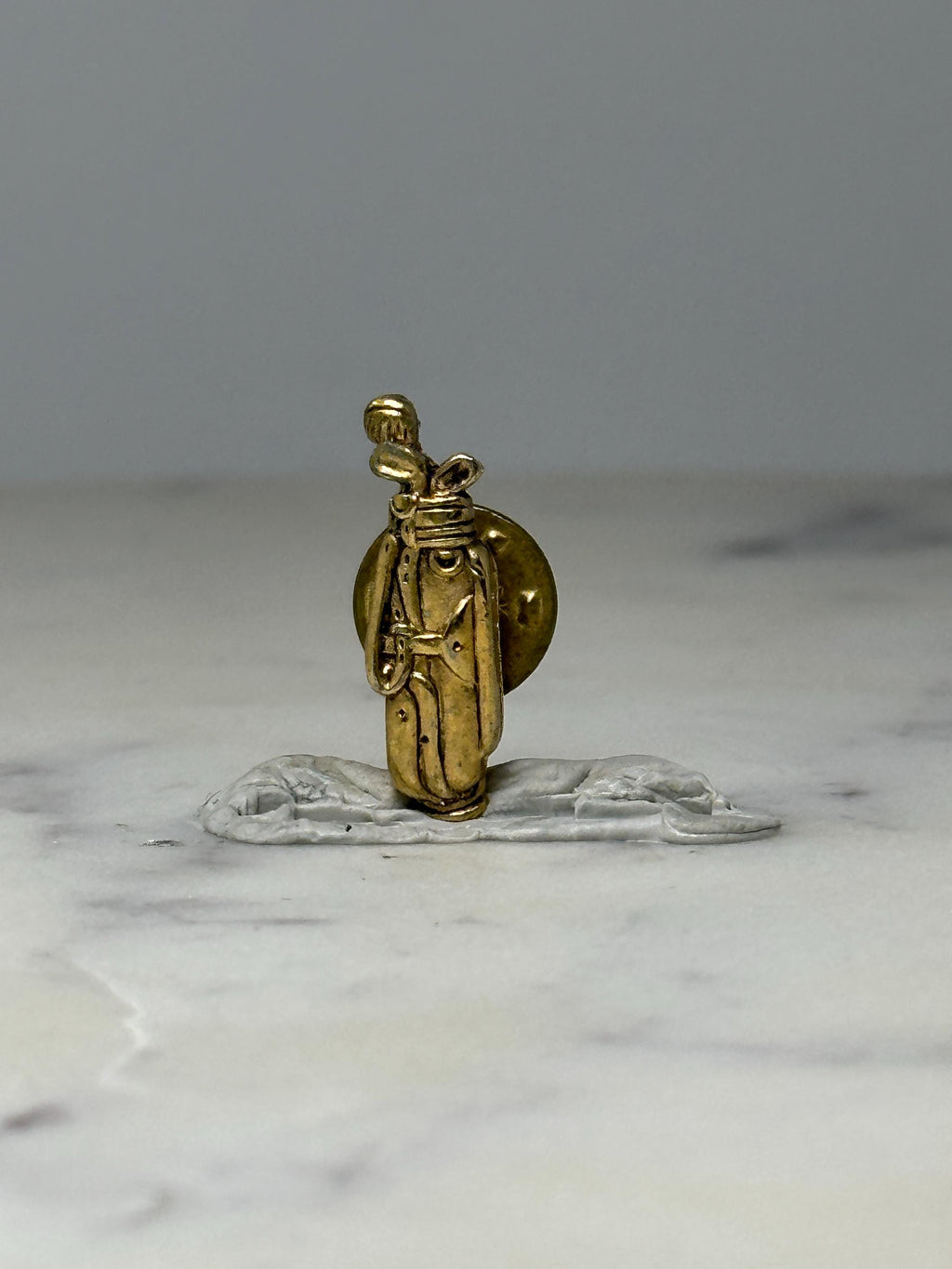 Golf Bag with Clubs Lapel Pin: Gold Tone - Vintage Sports Accessory
