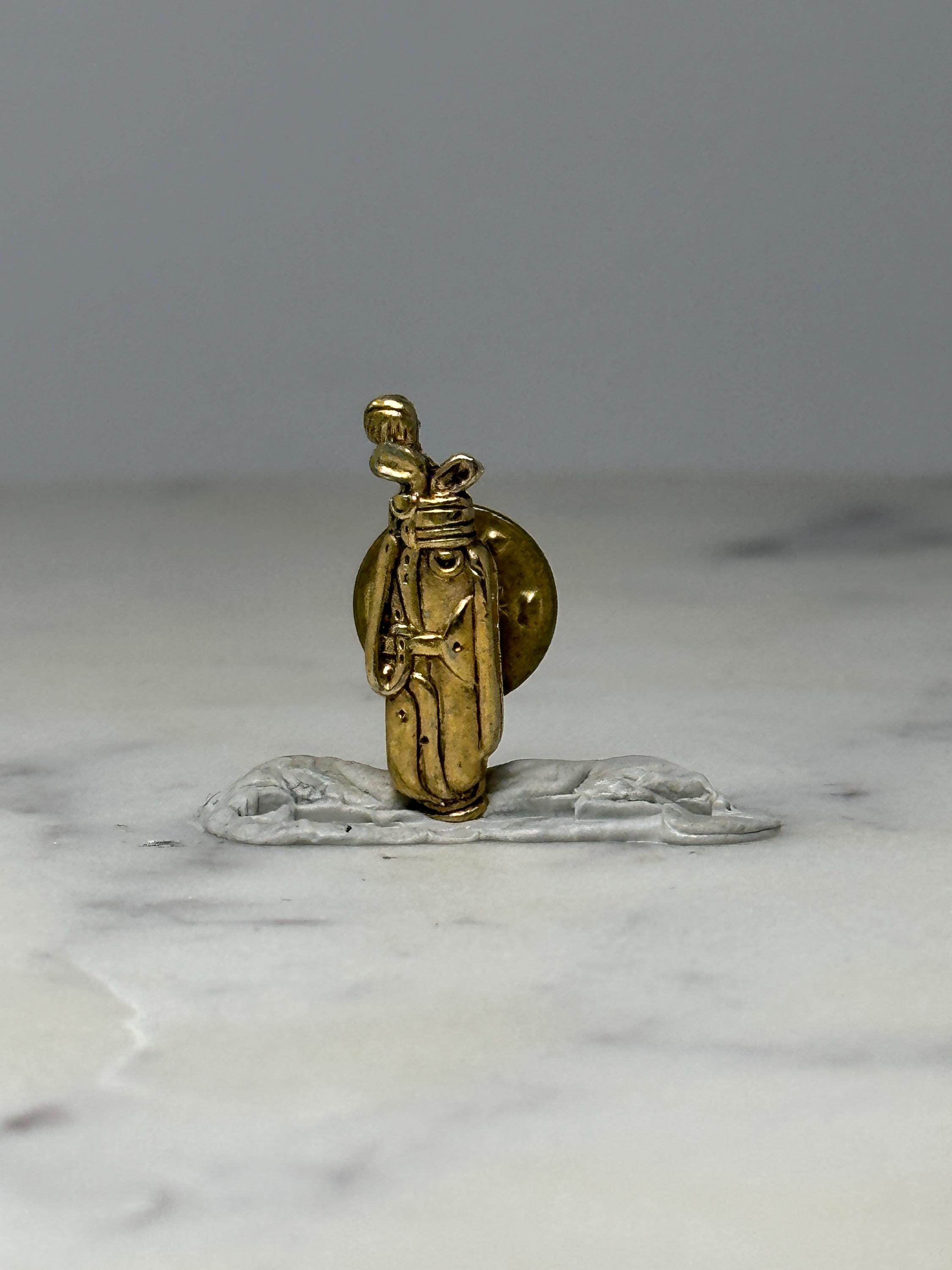 Golf Bag with Clubs Lapel Pin: Gold Tone - Vintage Sports Accessory