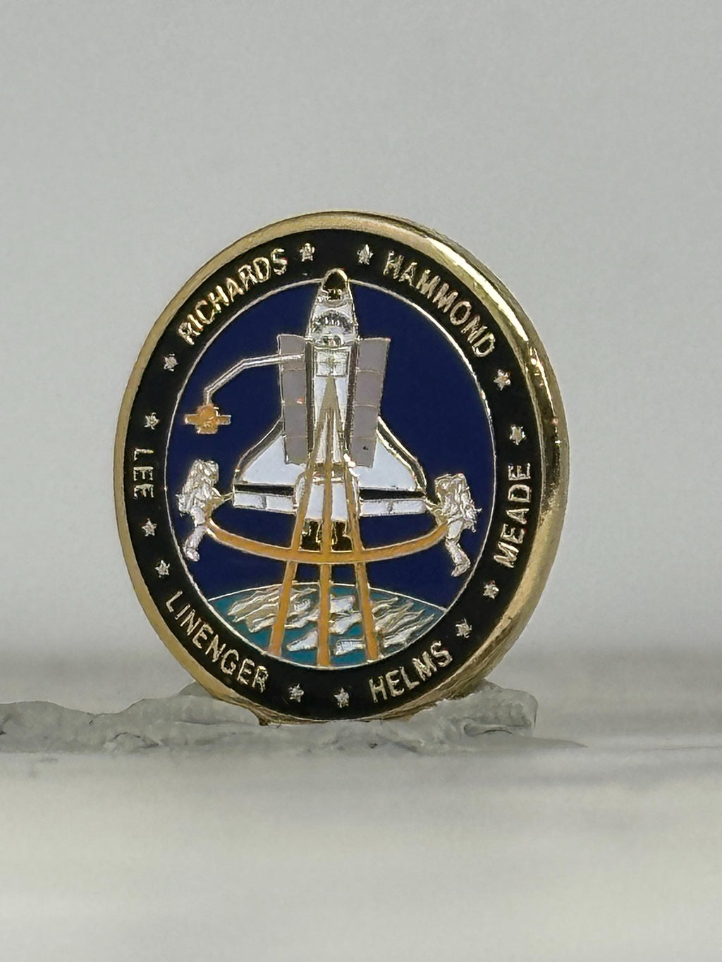 Nasa space shuttle sts-64 mission pin - richards, hammond, lee, linenger, helms, meade crew - nasa accessory