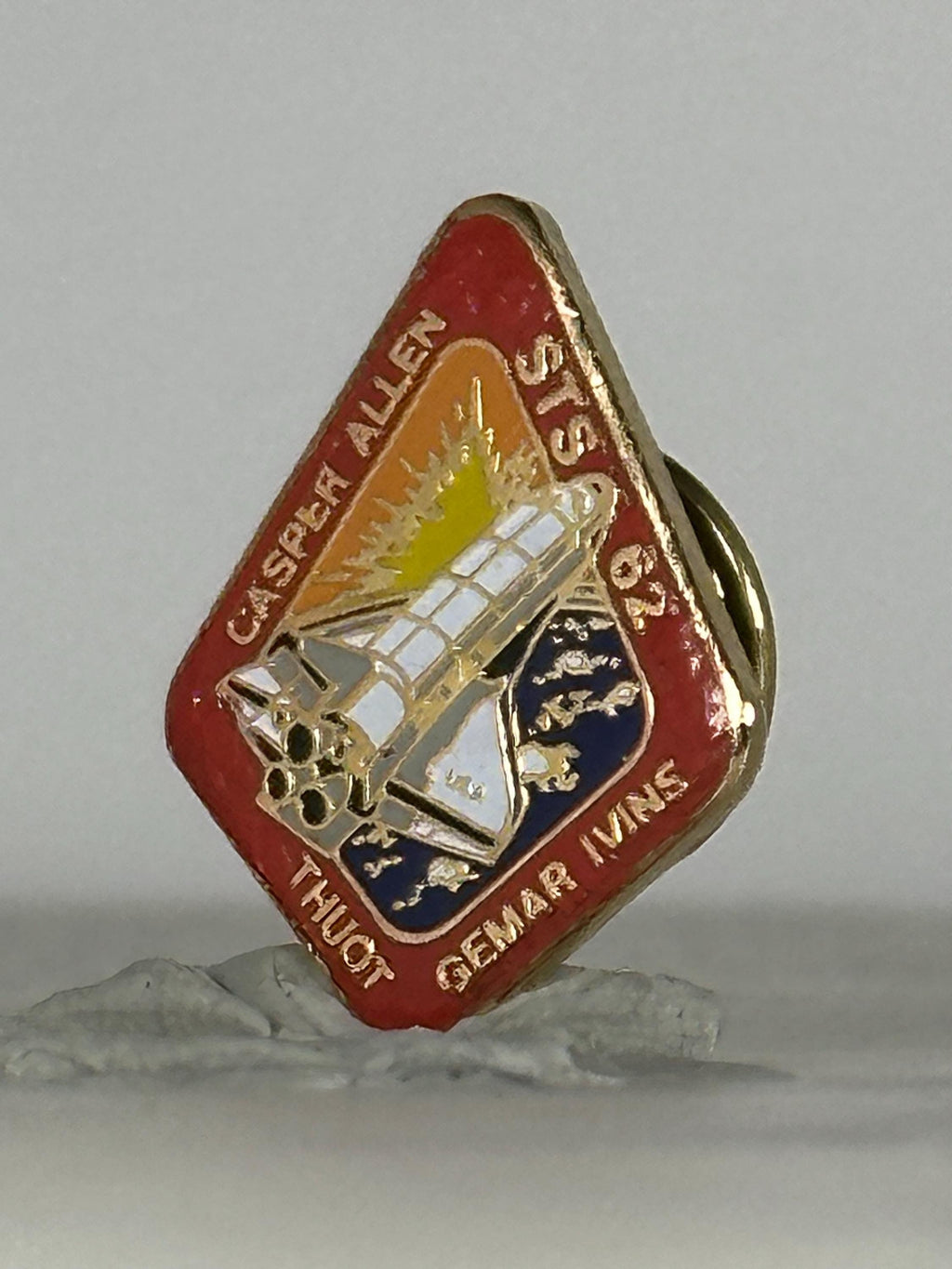 Nasa sts-62 shuttle mission pin: red enamel diamond - 1990s space accessory