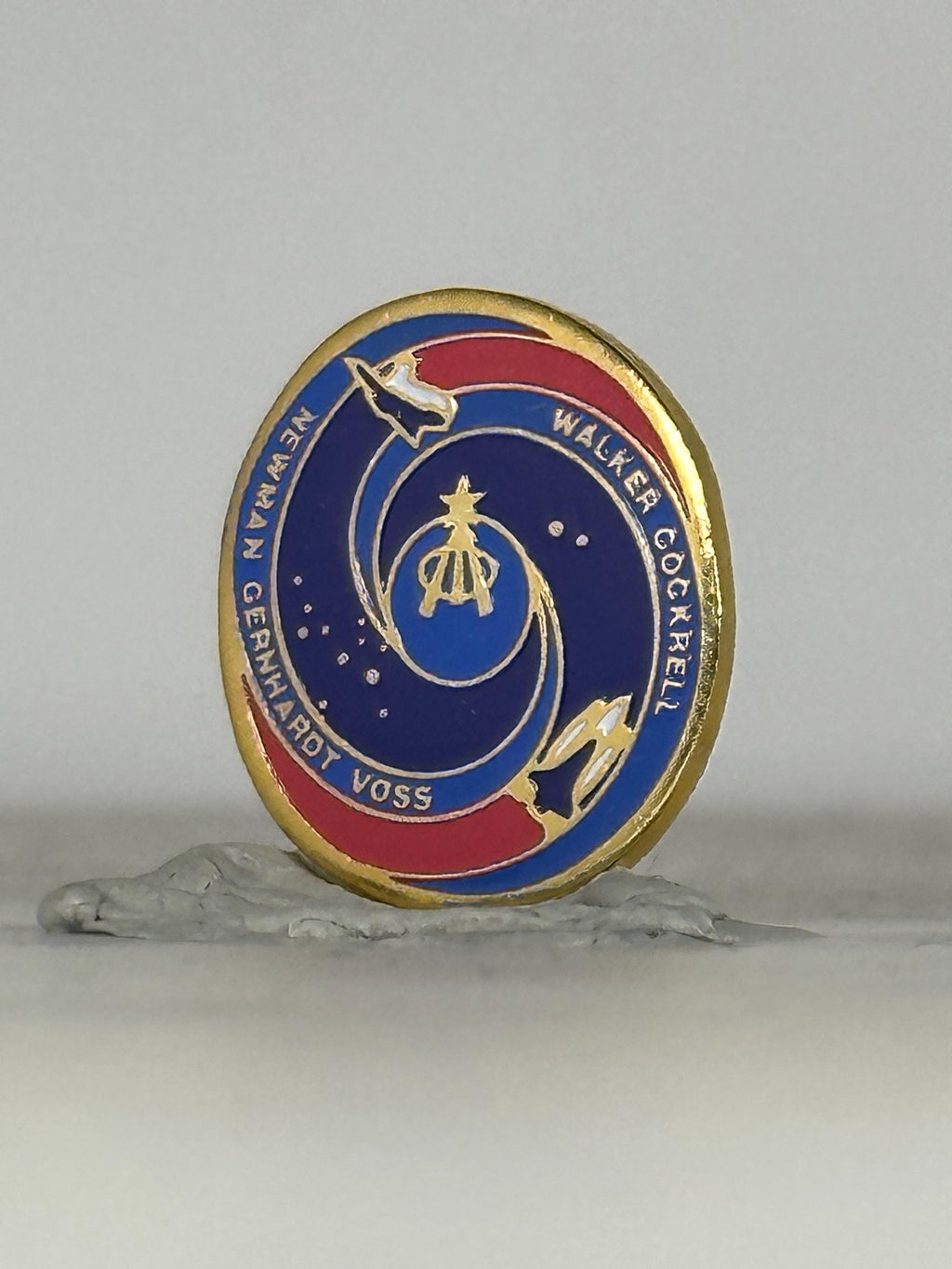 Nasa space shuttle endeavour sts-69 mission pin (1995) – walker, cockrell, newman, gernhardt, voss crew – vintage nasa collec