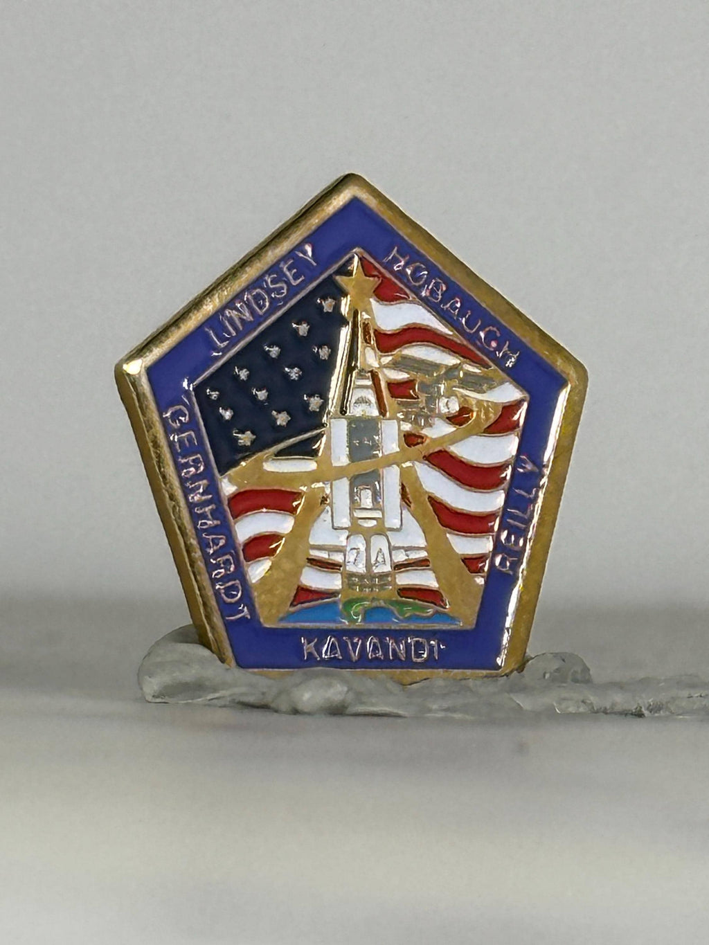 Nasa space shuttle columbia sts-87 mission pin (1997) – lindsey, kregel, chawla, scott, doi, kavadni crew – vintage nasa coll