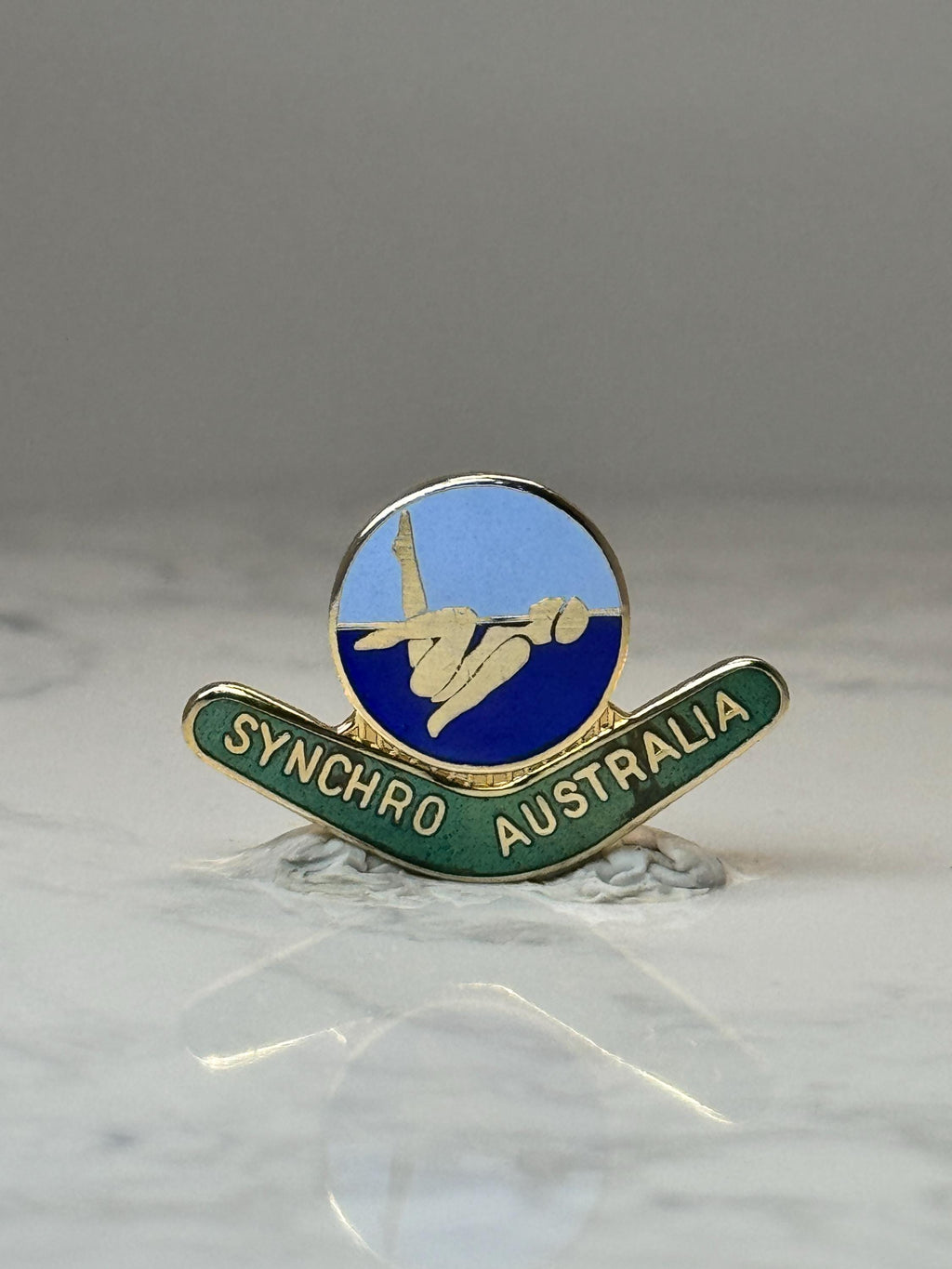 Synchro Australia Diving Pin: Gold Tone Enamel - Sports Accessory