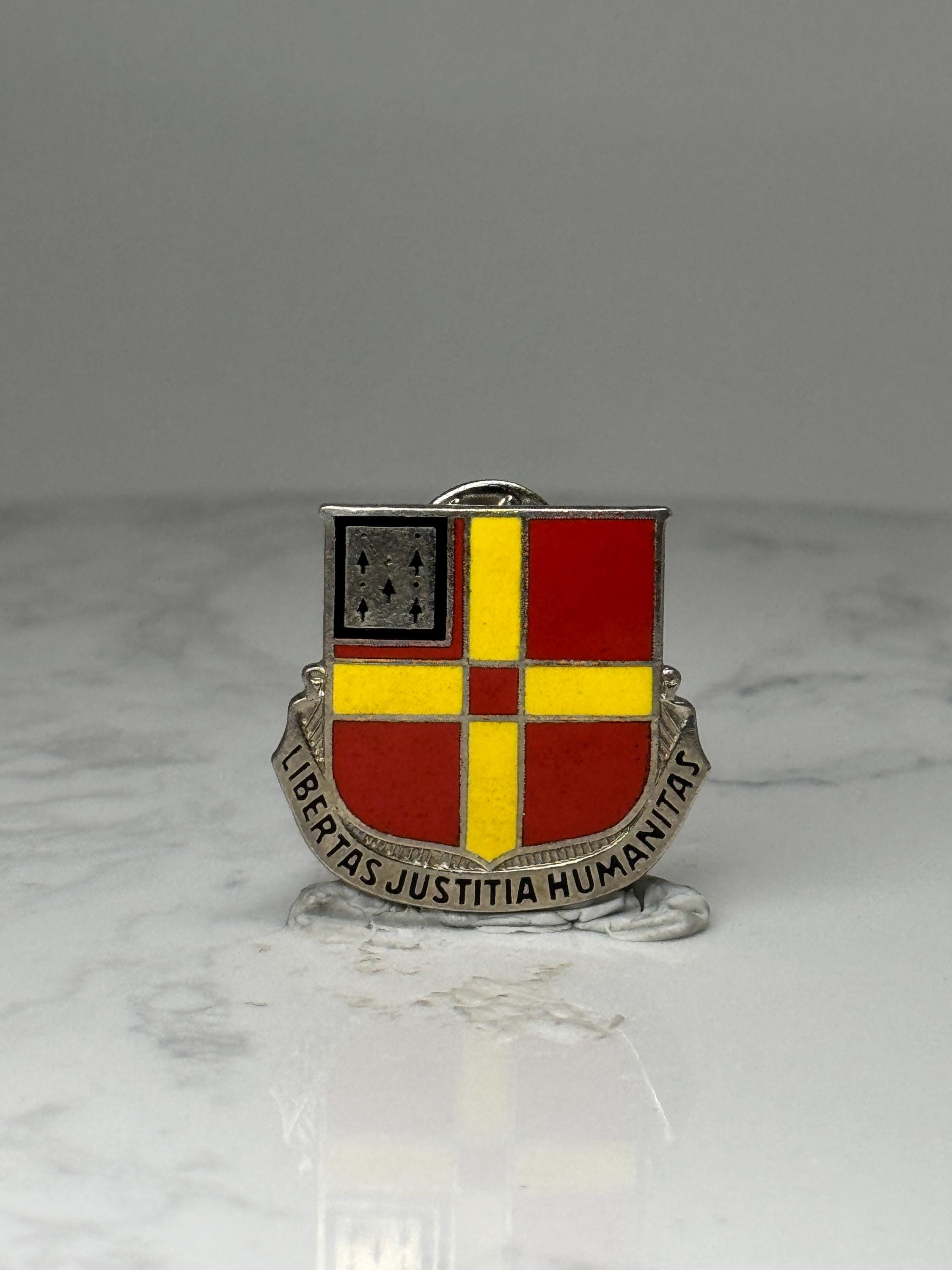 Vintage 81st Field Artillery Regiment DUI Crest Military Lapel Pin Army Insignia