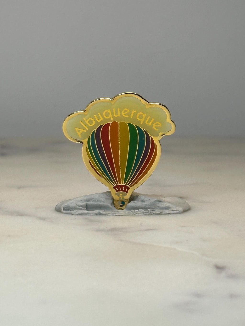 Albuquerque Hot Air Balloon Pin: Gold Tone Enamel - Travel Souvenir