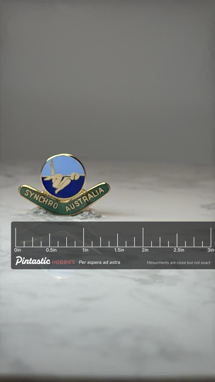 Synchro Australia Diving Pin: Gold Tone Enamel - Sports Accessory with ruler overlay for size reference