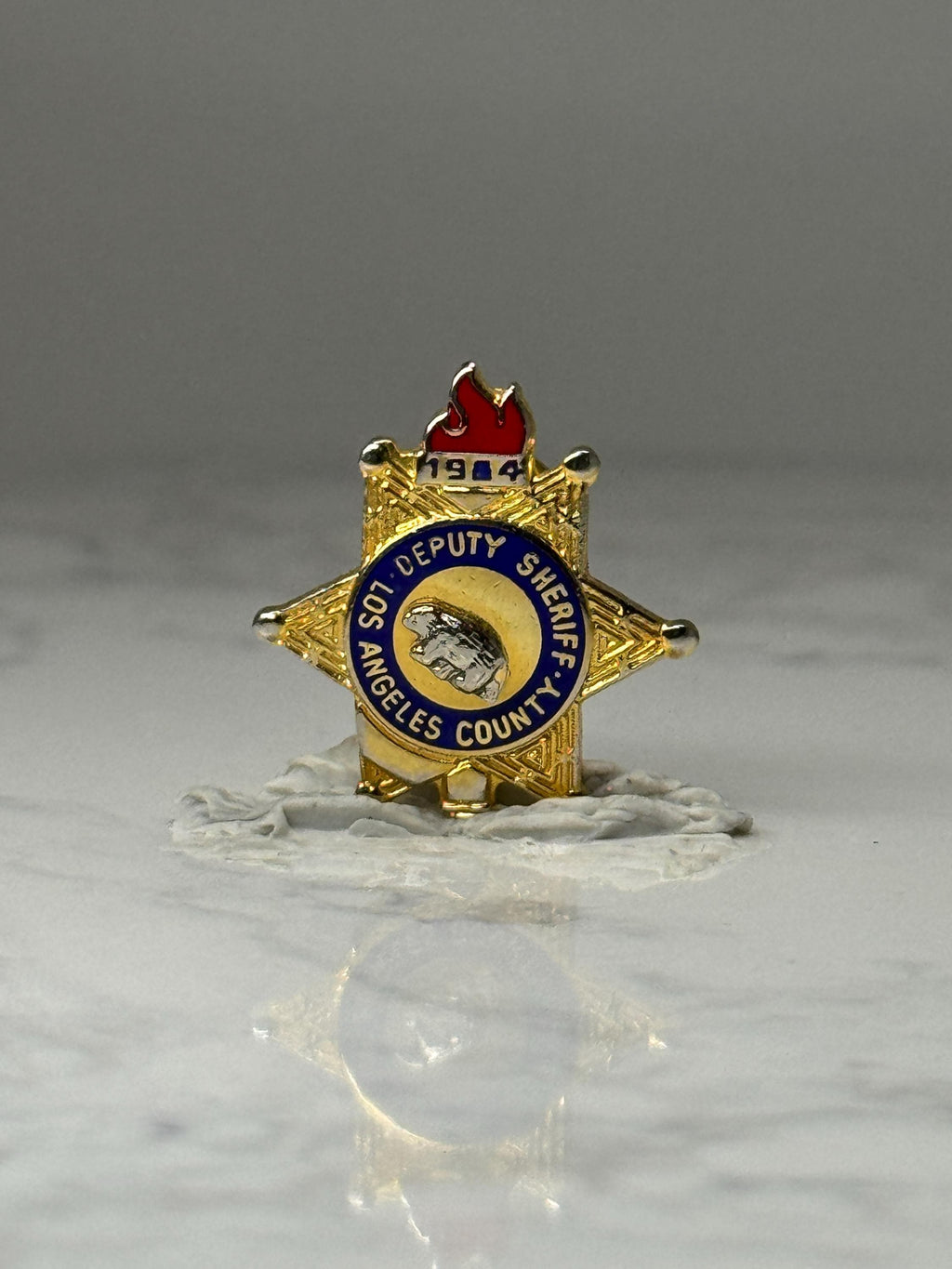 Los Angeles County Deputy Sheriff Pin: Gold Enamel - Law Enforcement Collectible